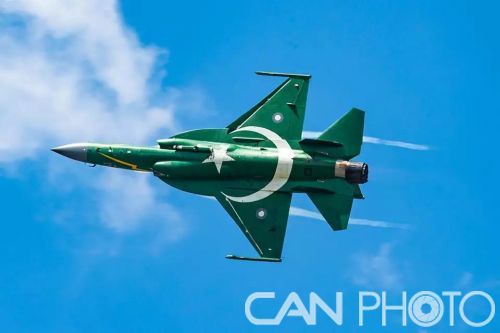 ?&ldquo;梟龍&rdquo;戰機在航展現場進行飛行表演