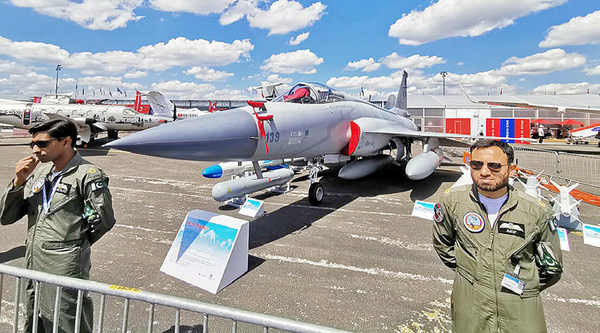 “梟龍”戰(zhàn)機(jī) 岳書華攝